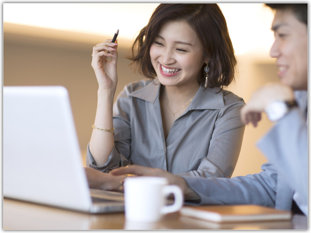 パソコンでアパレルの人材派遣会社を探している企業の担当者様の画像