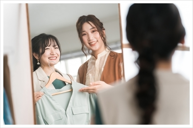 アパレルショップでお客様の接客をする女性のアパレル販売員