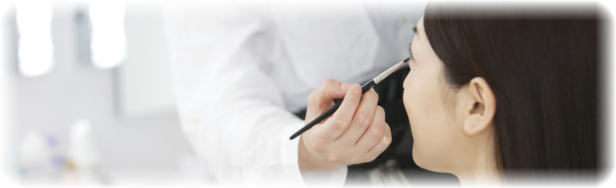 美容部員がお客様をメイクしている