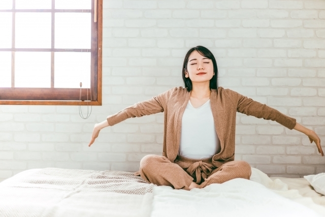 洋服のサイズを測るアパレル販売員