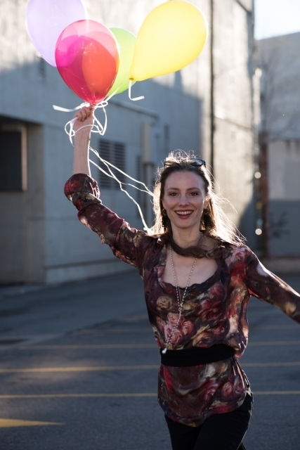 笑顔で風船を持つ外国人モデル