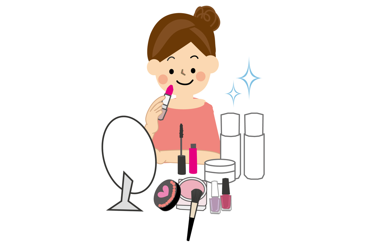 化粧をする美容部員