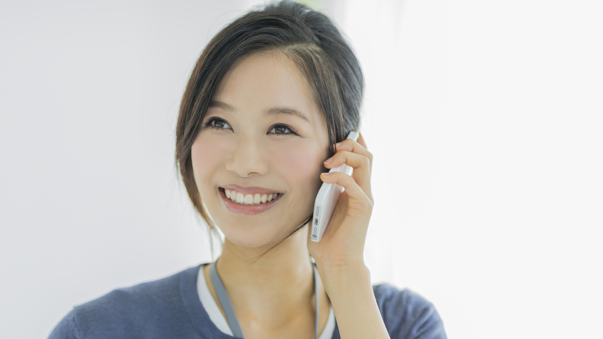 電話対応をするアパレル販売員