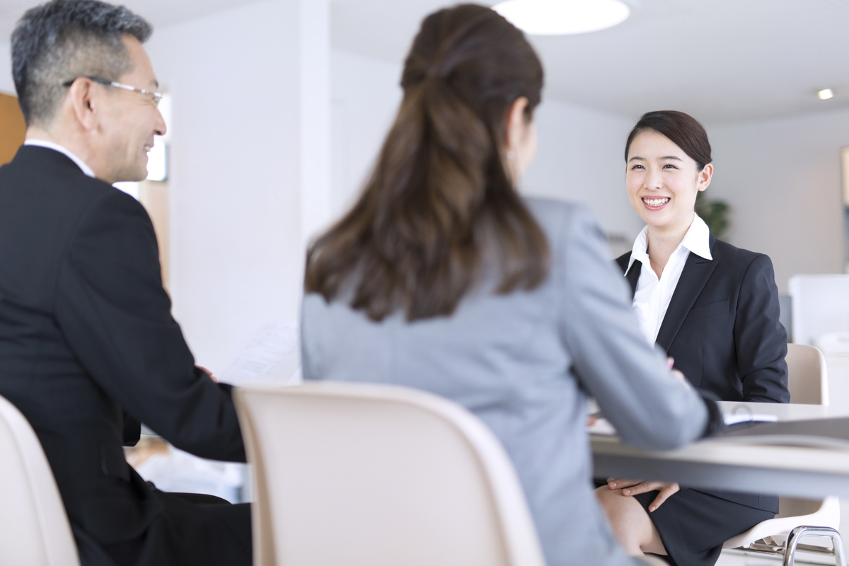 面接中の女性