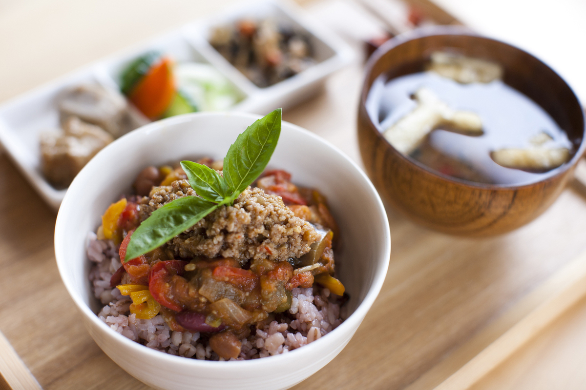 笑顔のアパレル販売員