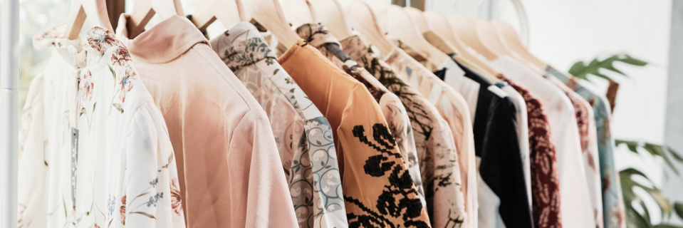 洋服屋さんの服のラックの画像