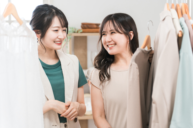 笑いあうアパレル販売員