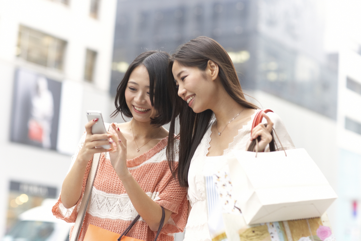プロパーで服を買う女性2人